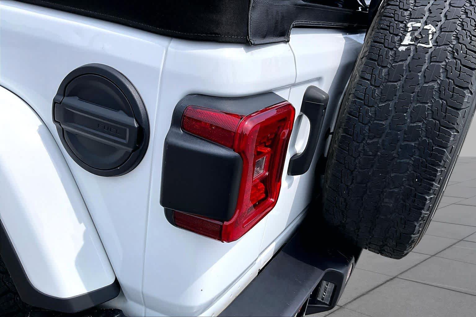 Used 2022 Jeep Wrangler Unlimited Sahara w/ LED Lighting Group AWD/4WD image 27