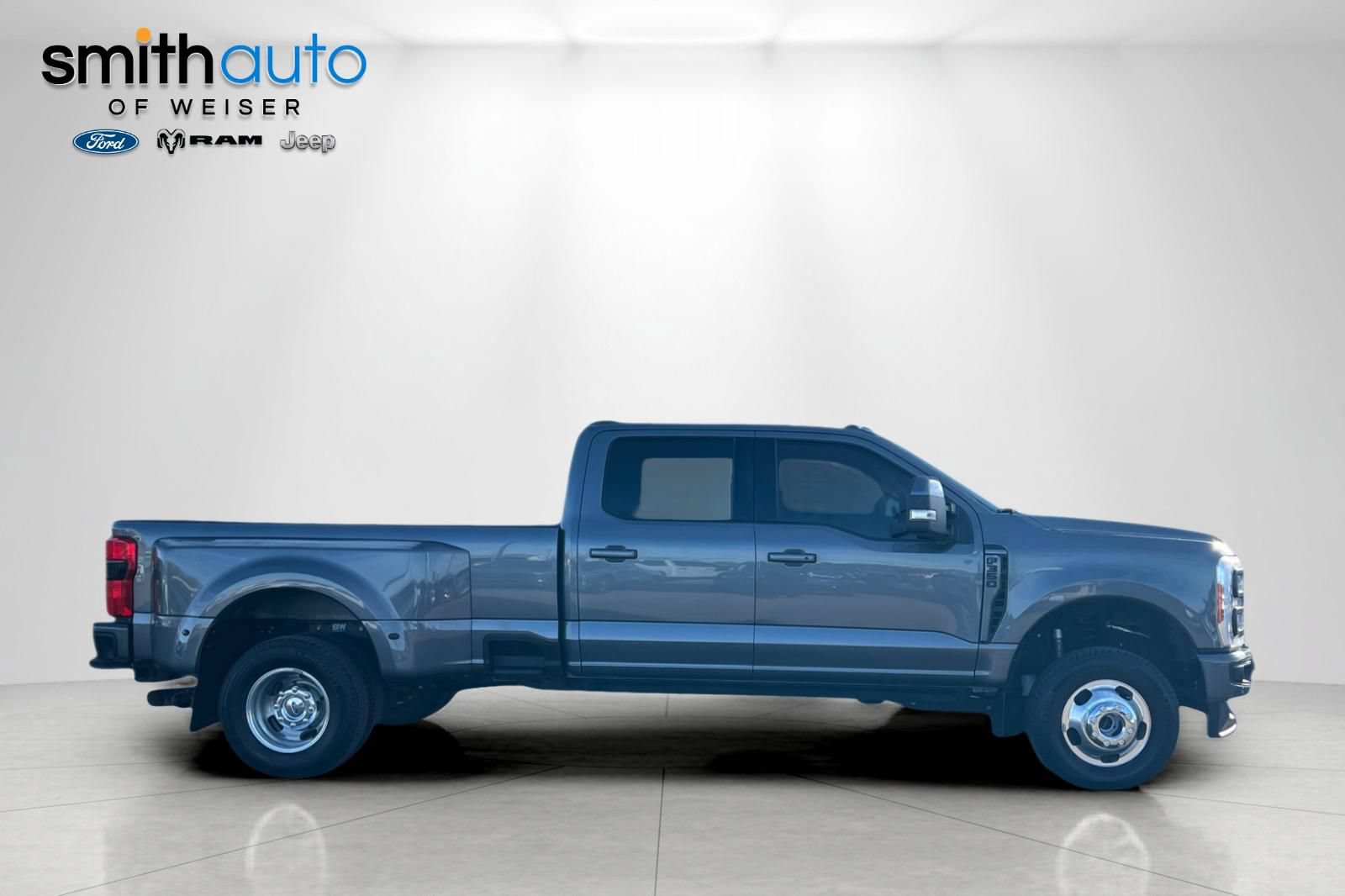 Used 2023 Ford F350 Platinum AWD/4WD image 3