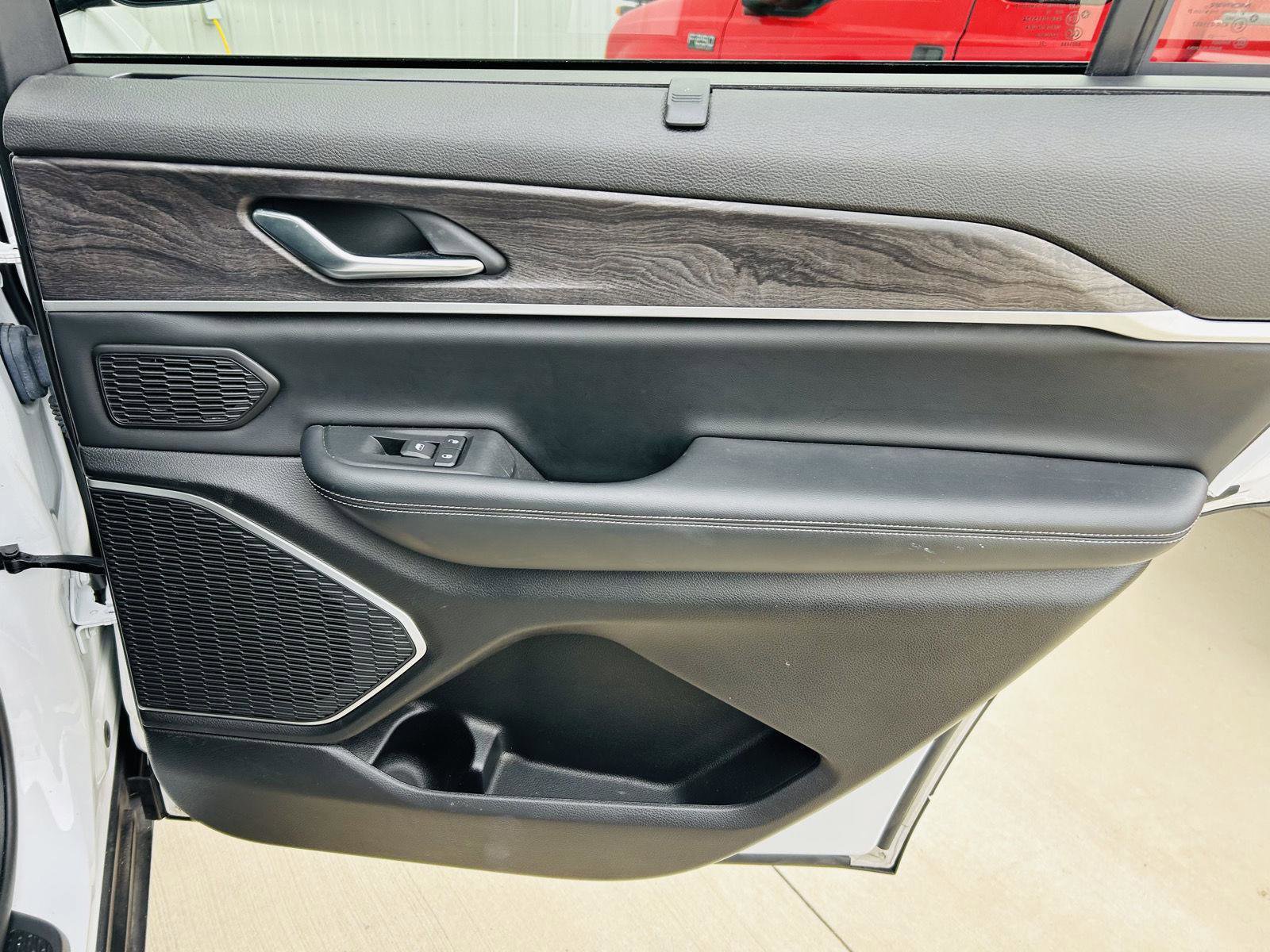 Used 2022 Jeep Grand Cherokee L Limited w/ Luxury Tech Group II image 36