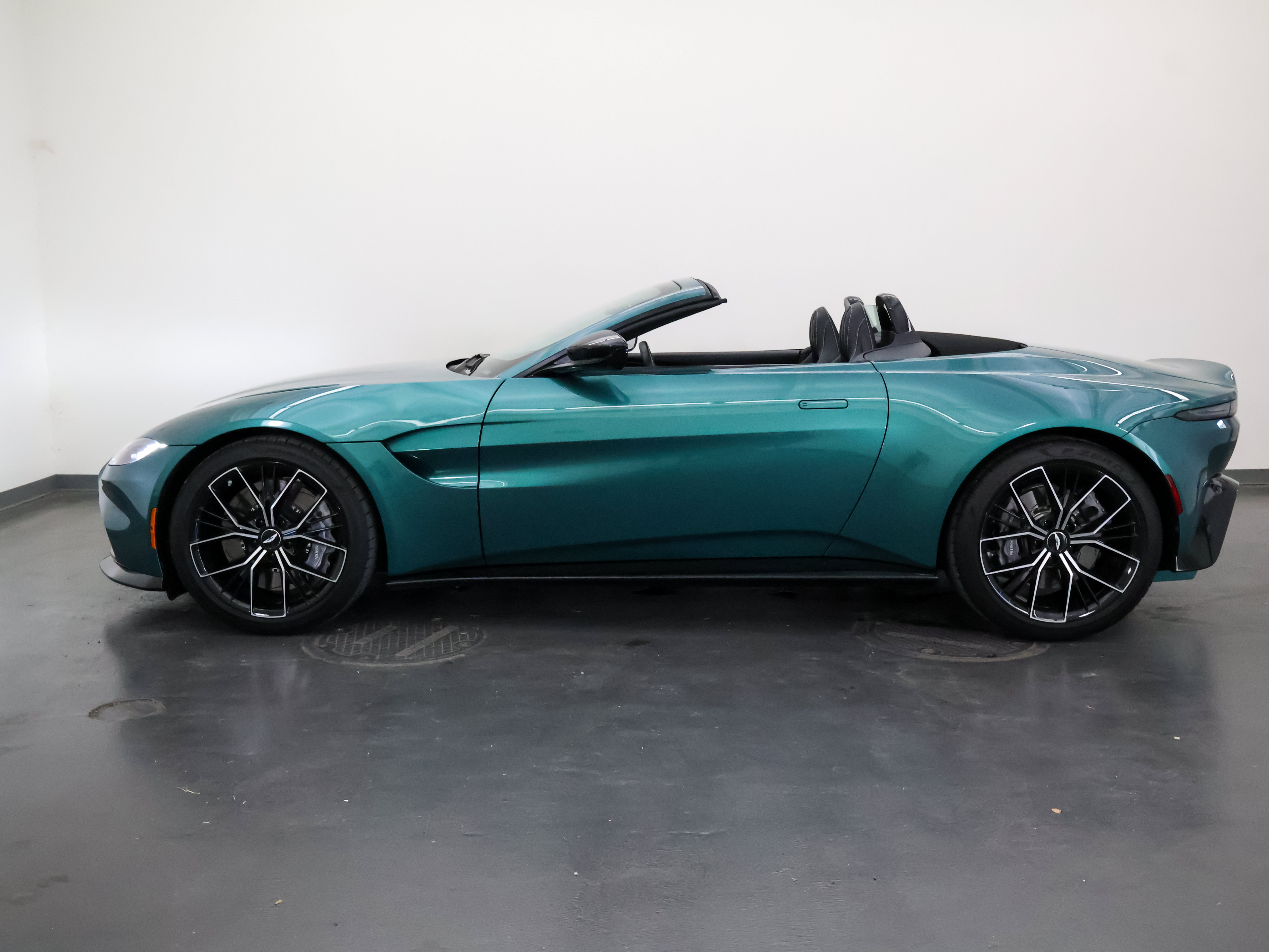Used 2023 Aston Martin V8 Vantage Roadster RWD image 7