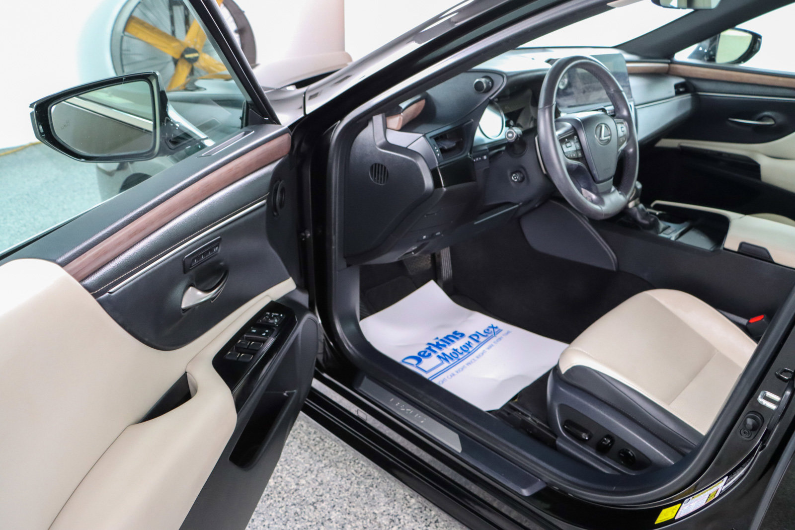 Used 2024 Lexus ES 350 w/ Premium Package FWD image 3