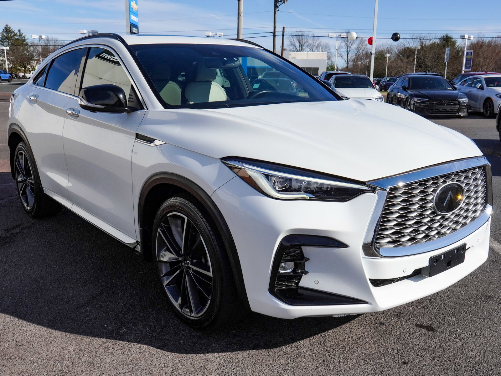 Used 2023 INFINITI QX55 Essential image 3