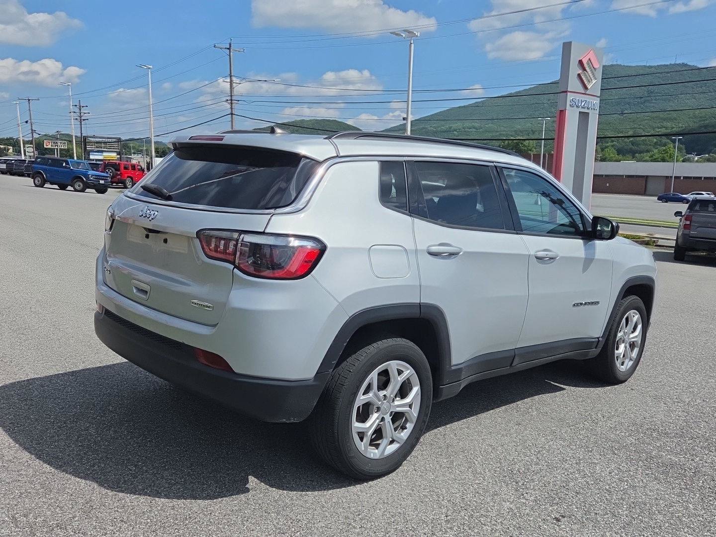 Used 2024 Jeep Compass Latitude AWD/4WD image 3