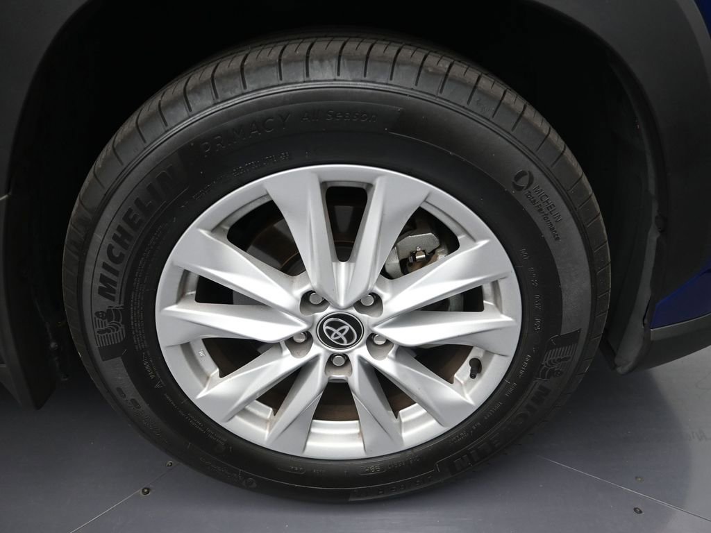 Used 2025 Toyota Corolla Cross LE image 9