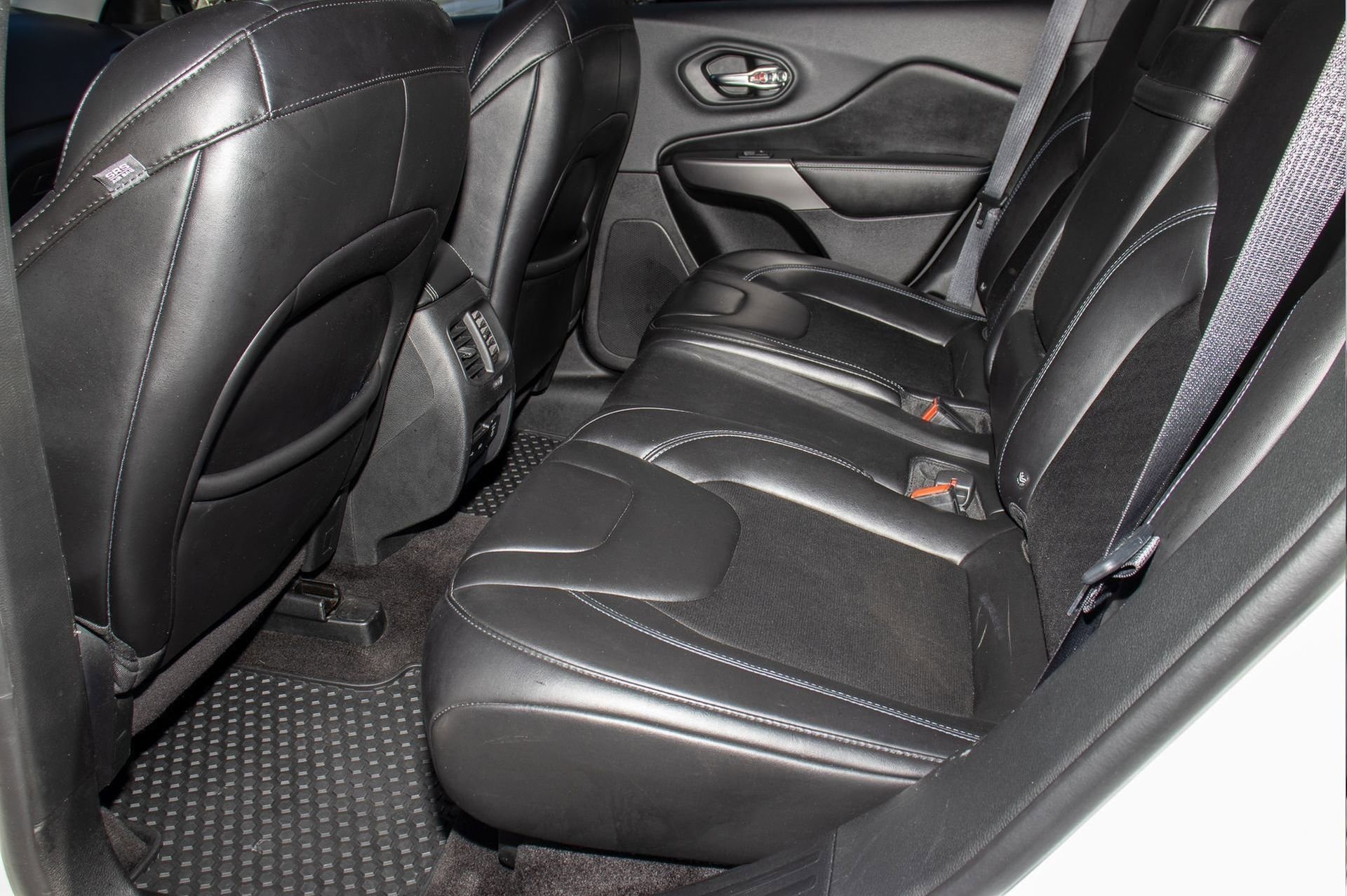 Used 2019 Jeep Cherokee Latitude Plus w/ Comfort/Convenience Group image 8