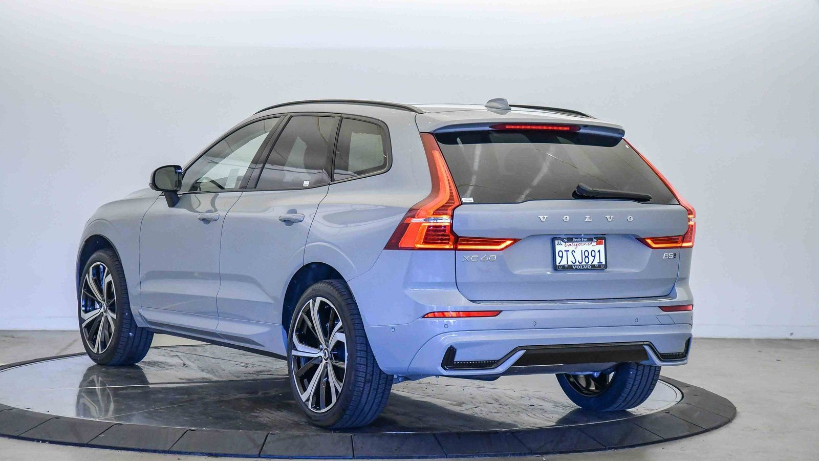 Certified 2025 Volvo XC60 B5 Ultra w/ Protection Package Premier image 2