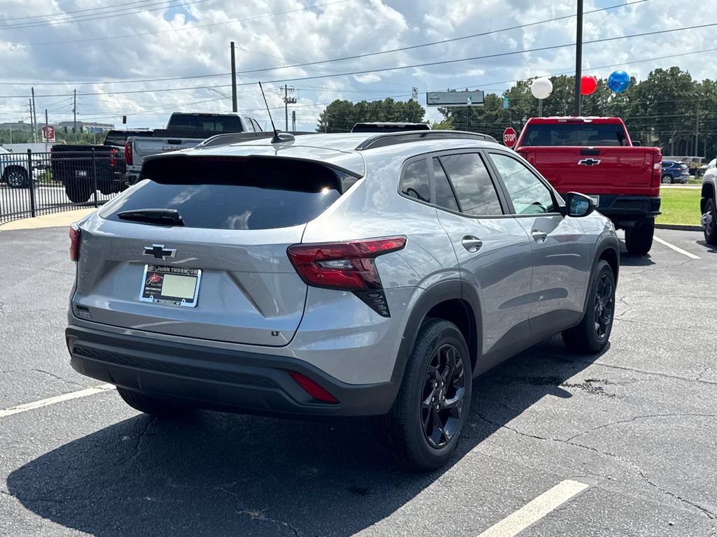 New 2026 Chevrolet Trax LT w/ Midnight Edition FWD image 6