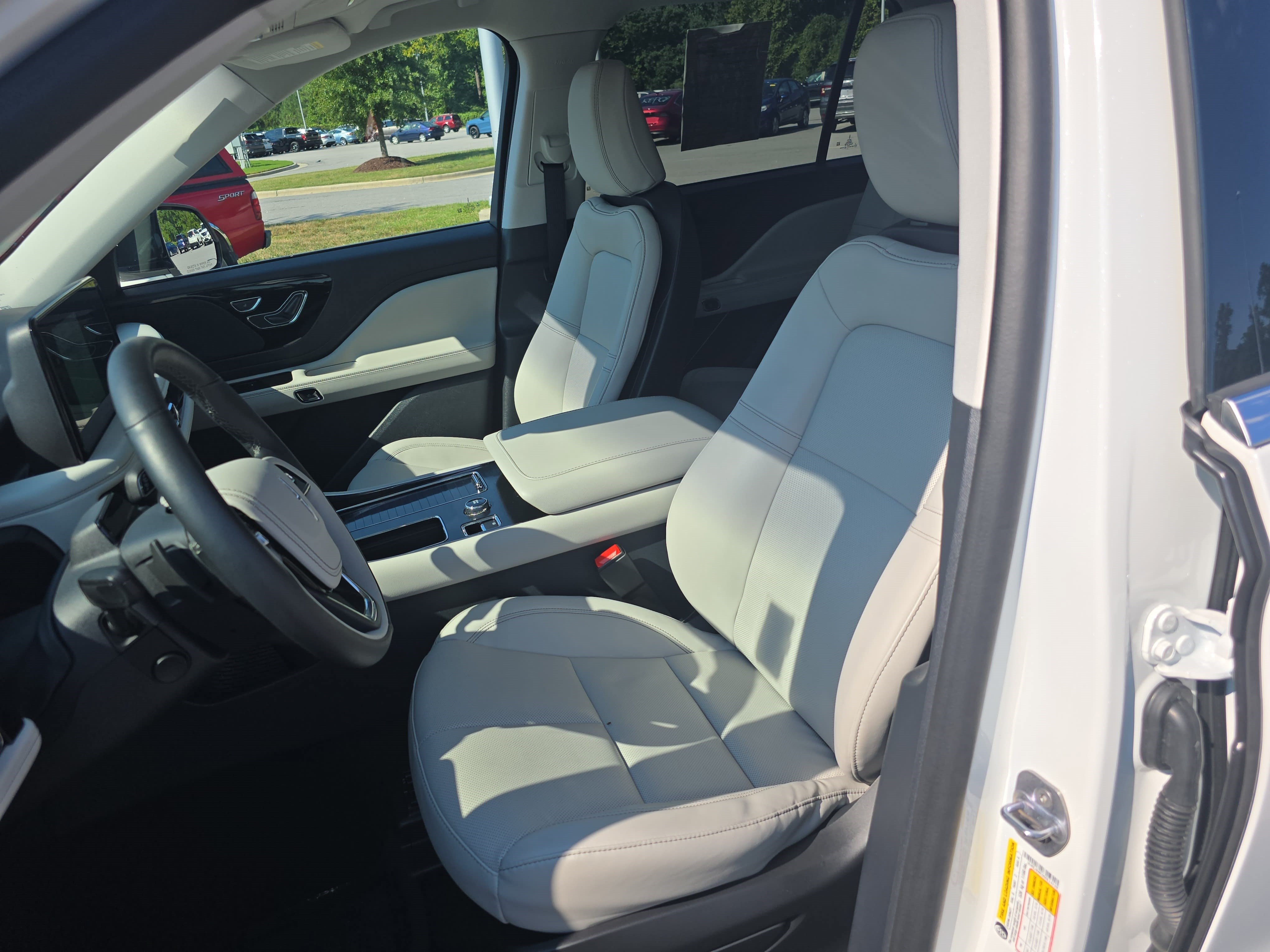 Used 2025 Lincoln Aviator 2WD image 14