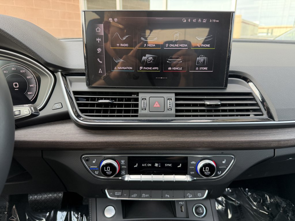 Used 2025 Audi Q5 e Premium Plus w/ Premium Plus Package AWD/4WD image 24