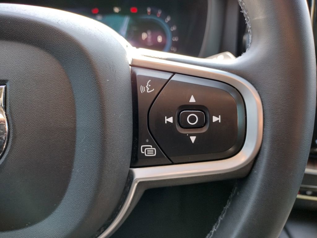 Used 2022 Volvo XC60 B5 Momentum image 21