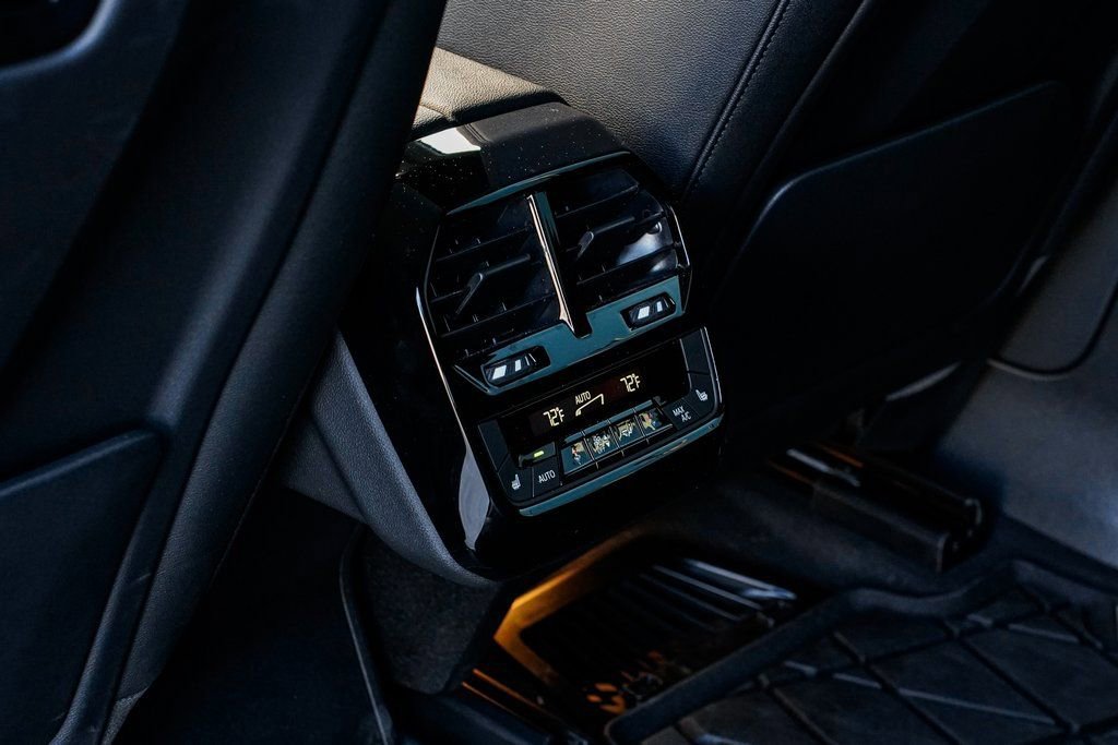 Used 2025 BMW iX xDrive50 w/ Premium Package image 18