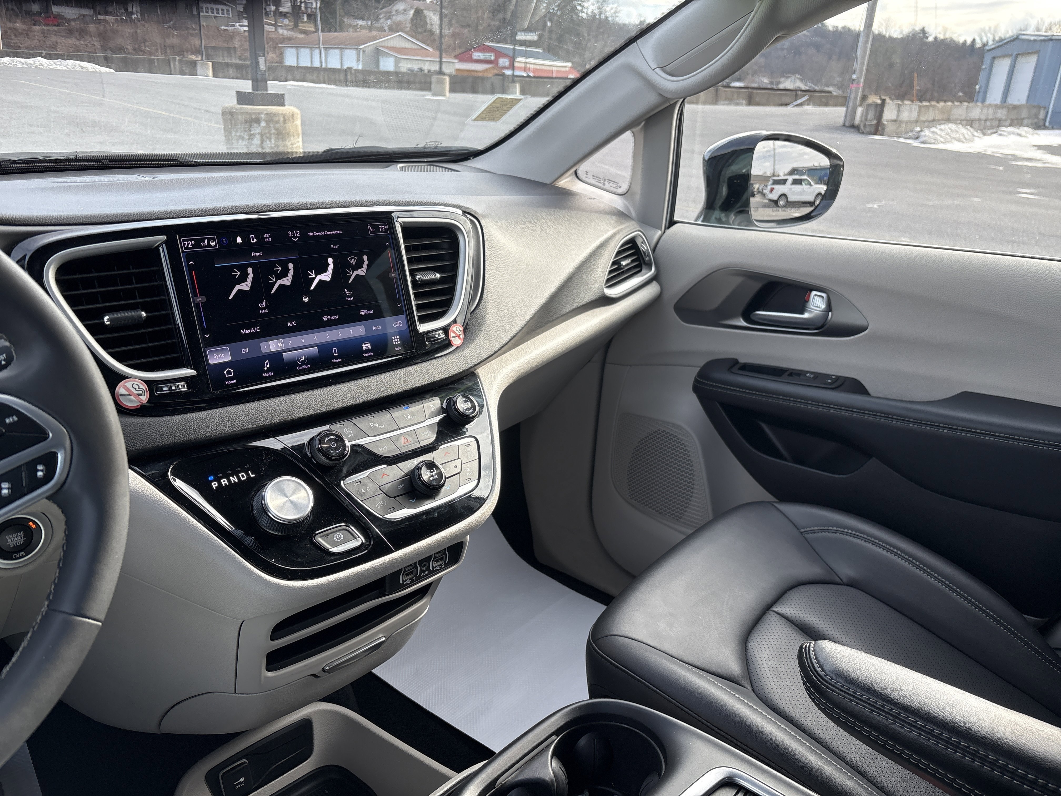 Used 2024 Chrysler Pacifica Touring-L image 23