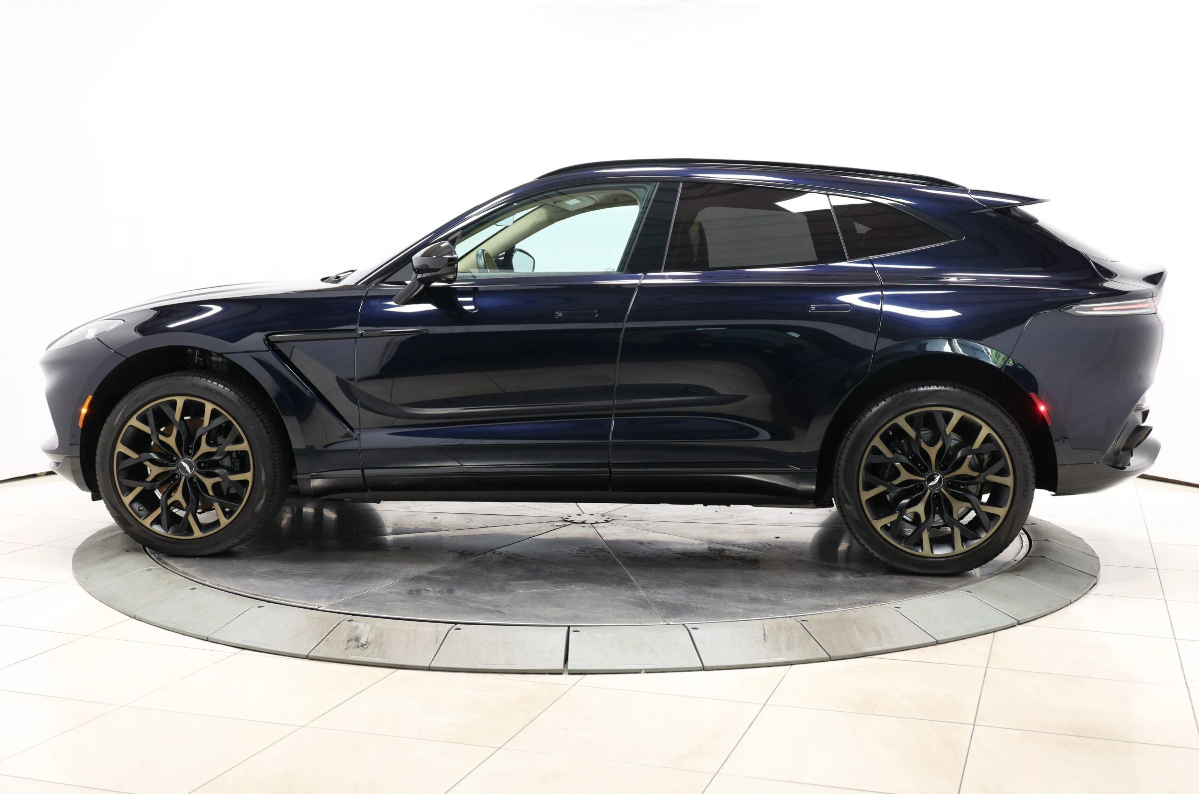 Used 2021 Aston Martin DBX image 7