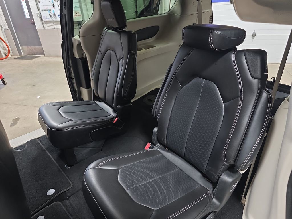 Used 2023 Chrysler Pacifica Touring-L FWD image 16