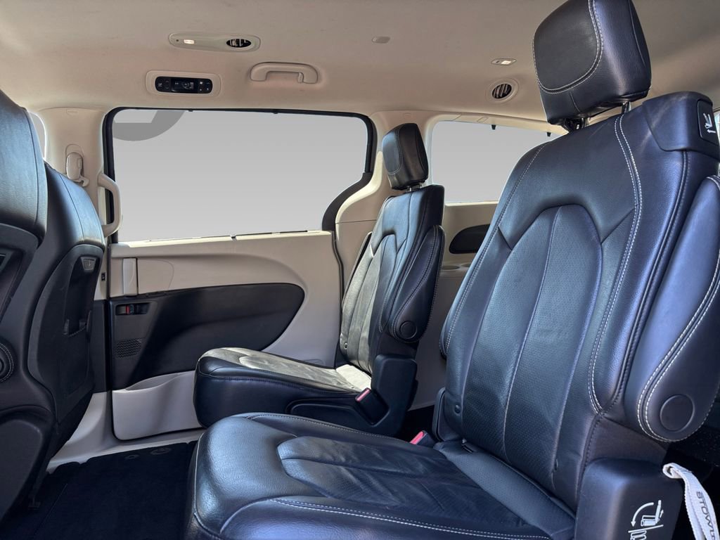 Used 2023 Chrysler Pacifica Touring-L FWD image 5