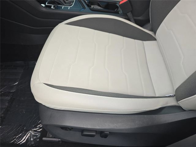 Used 2025 Volkswagen Taos SE image 16