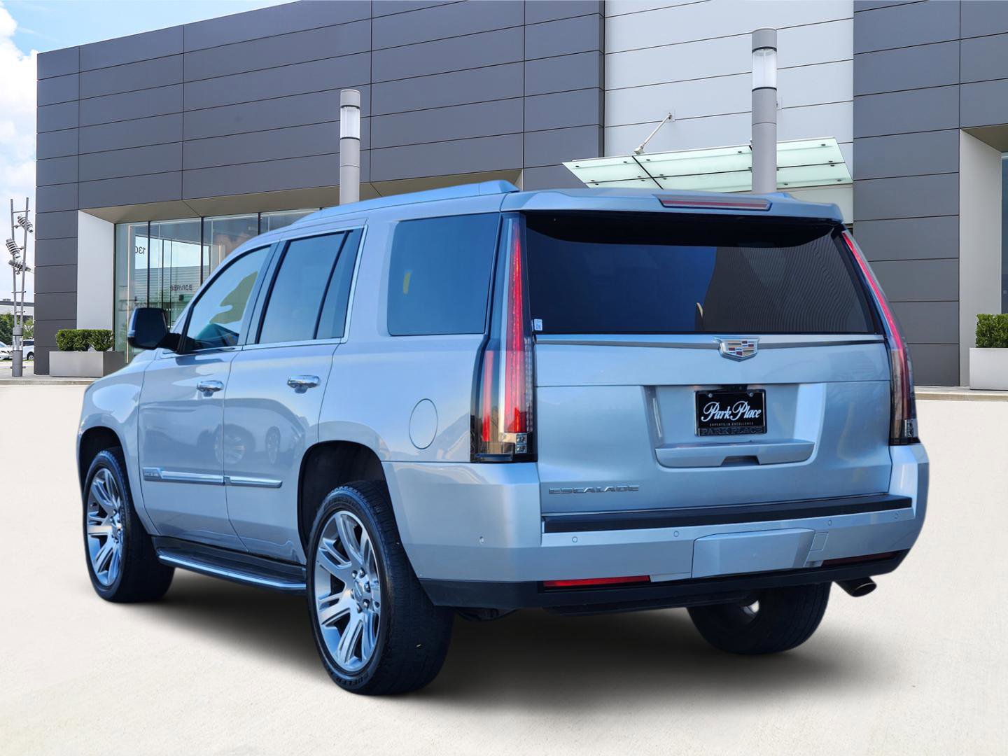 Used 2017 Cadillac Escalade Luxury image 4