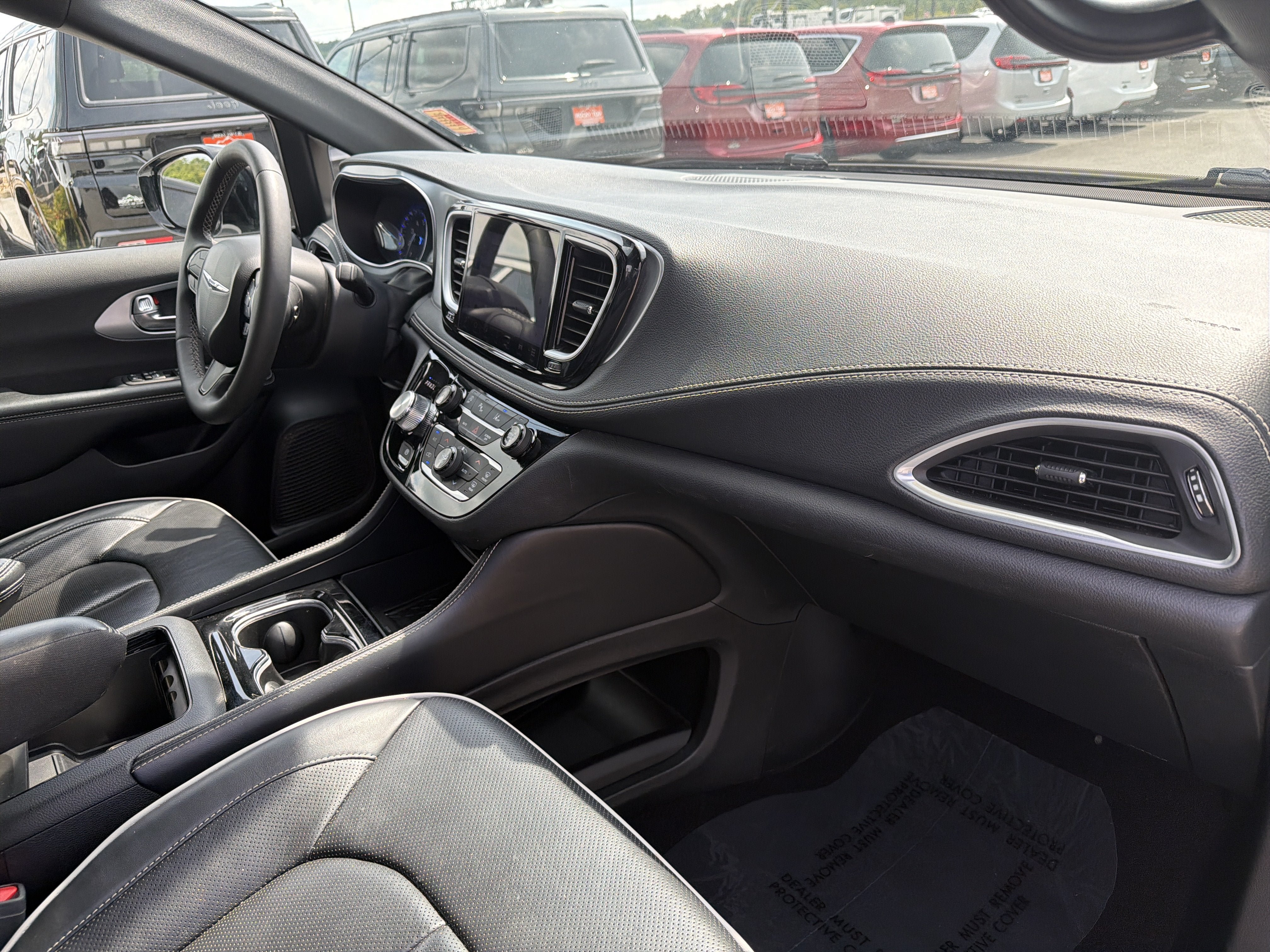 Used 2025 Chrysler Pacifica Limited FWD image 11