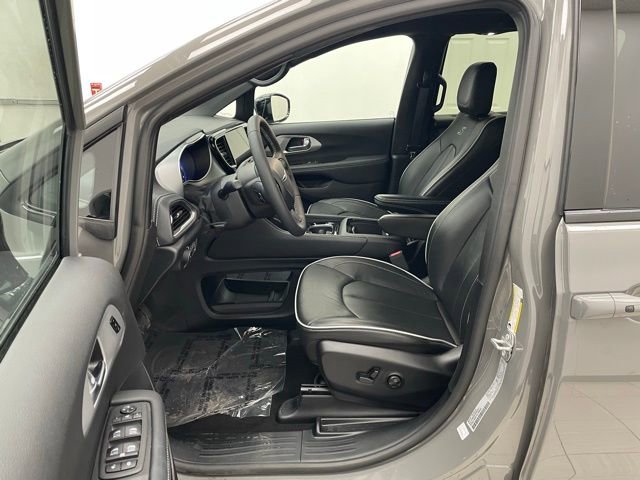 Used 2025 Chrysler Pacifica Limited image 9