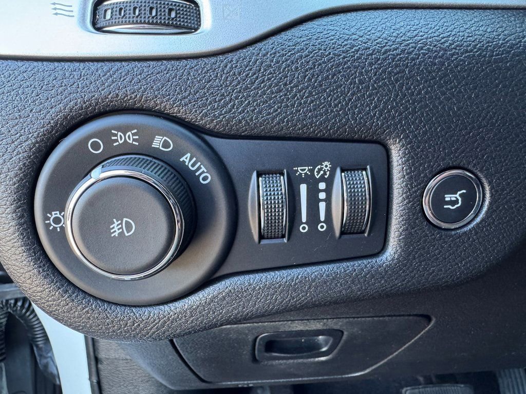 Used 2017 Jeep Cherokee Latitude w/ Comfort/Convenience Group image 40