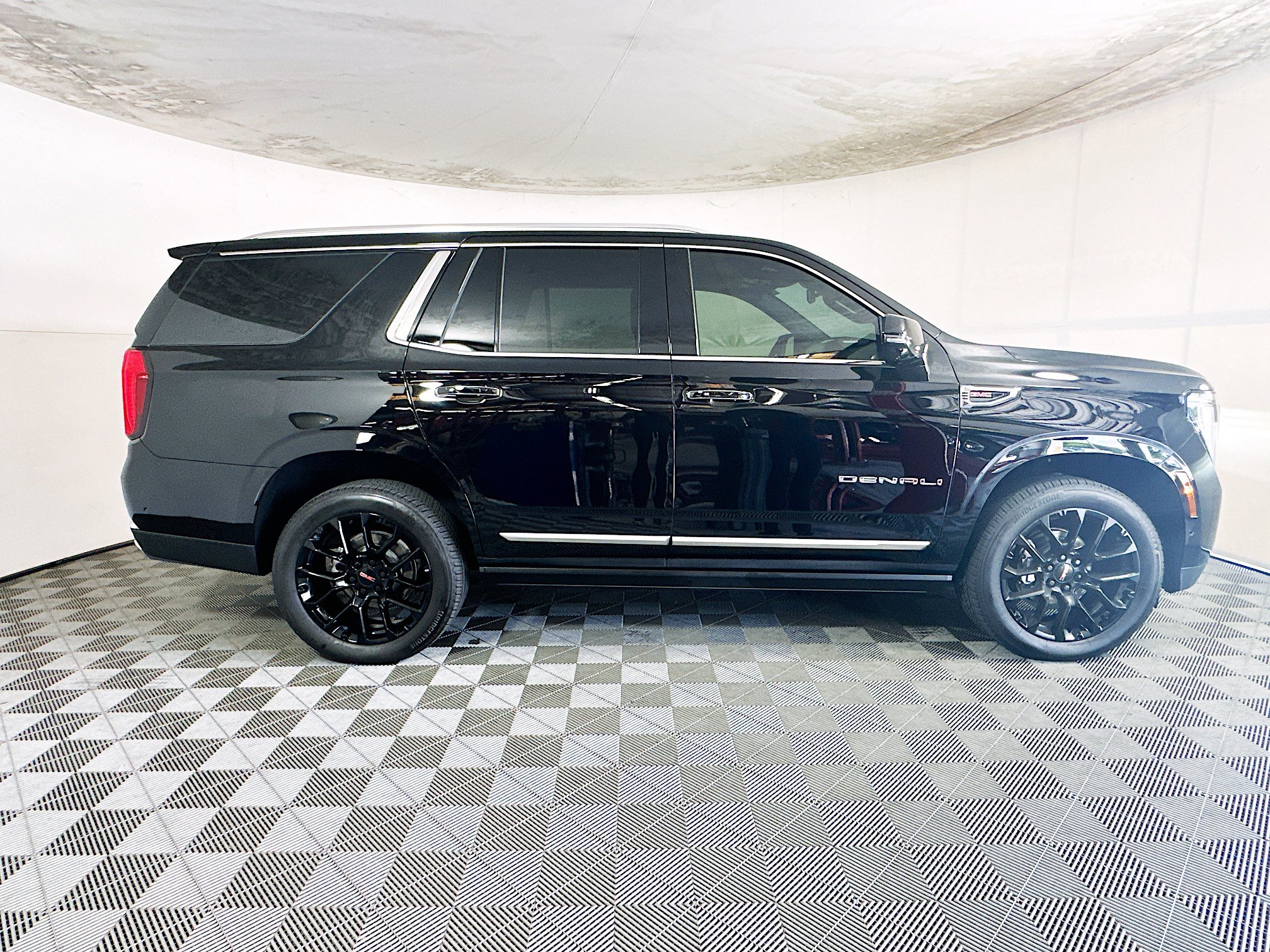 Used 2026 GMC Yukon Denali w/ Sun & Power Step Package AWD/4WD image 2