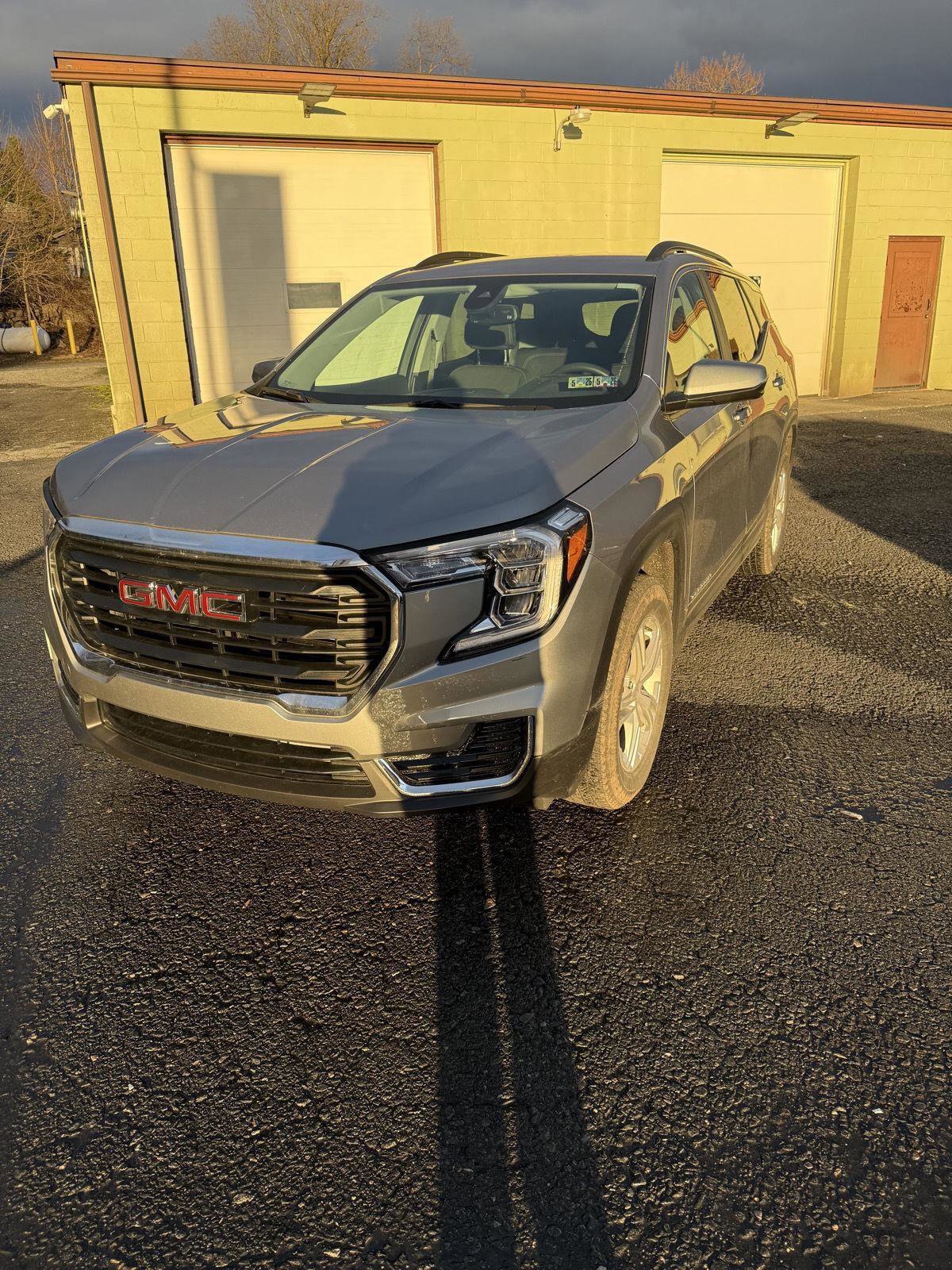 Used 2024 GMC Terrain SLE w/ Driver Convenience Package image 3