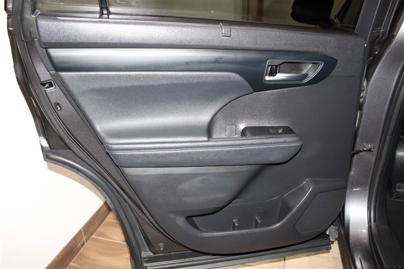 Used 2021 Toyota Highlander XLE AWD/4WD image 33