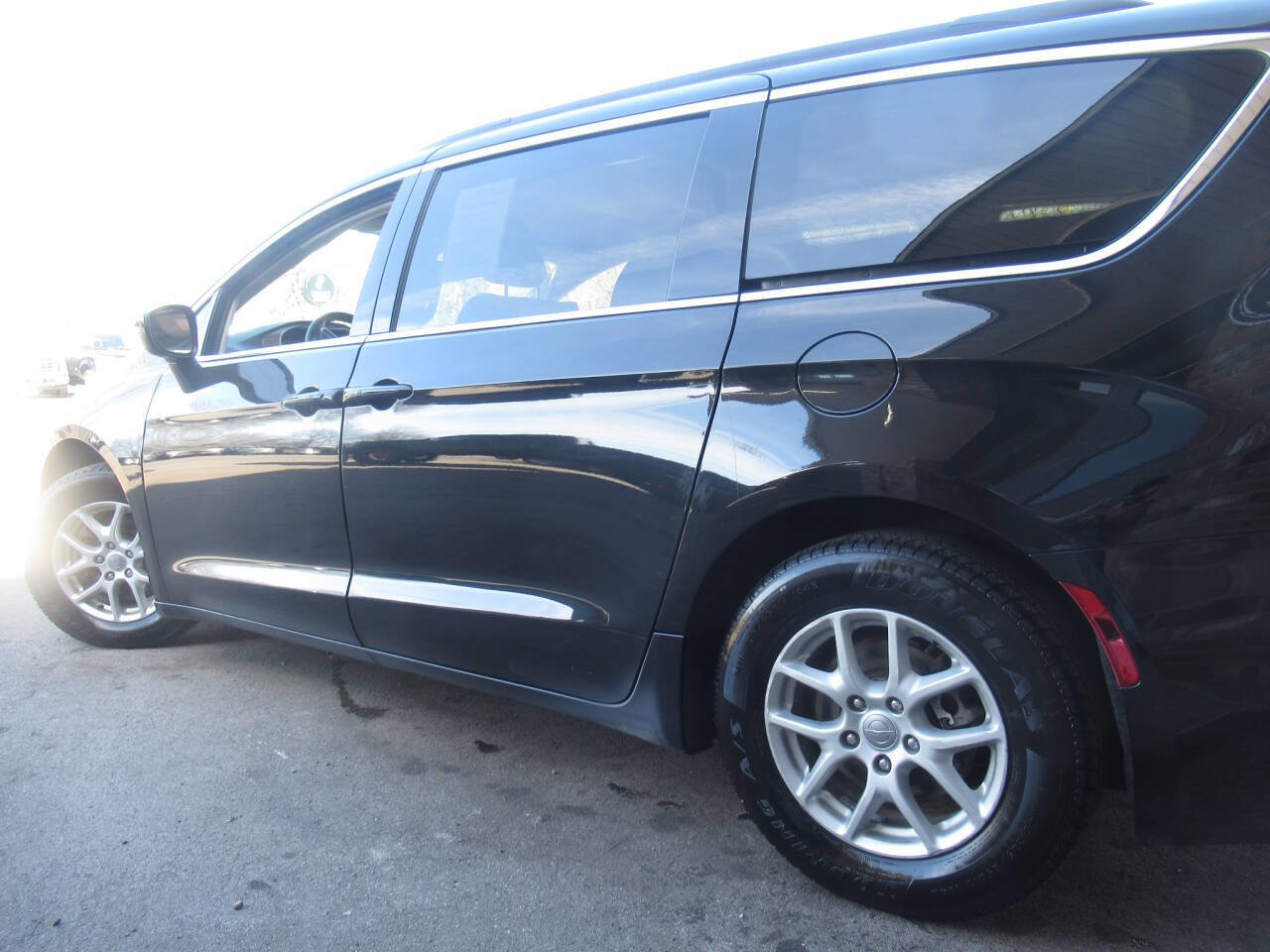 Used 2020 Chrysler Voyager Lxi image 13