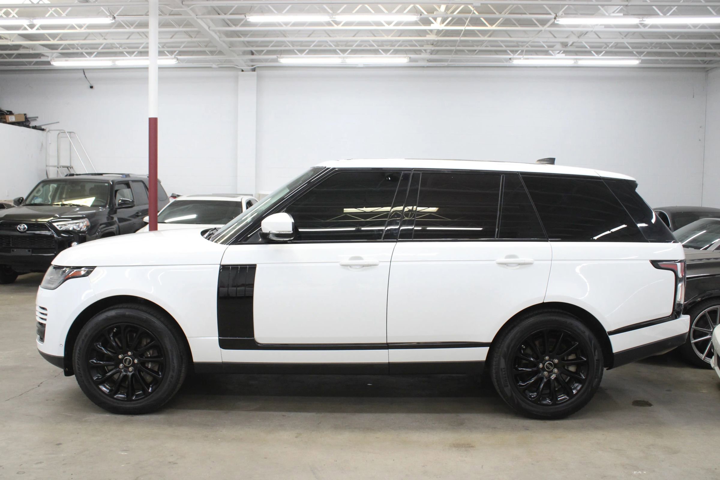 Used 2019 Land Rover Range Rover HSE image 3