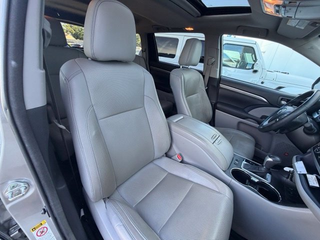 Used 2017 Toyota Highlander Limited FWD image 33