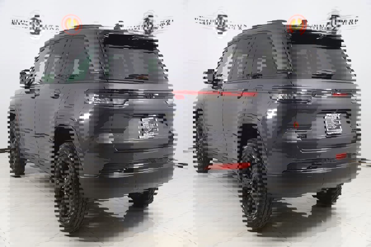 Used 2024 Jeep Grand Cherokee Limited w/ Luxury Tech Group II image 4