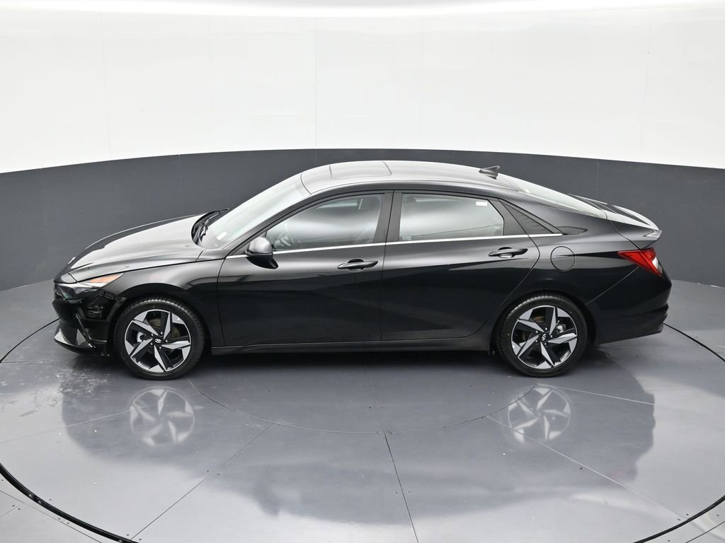 Used 2023 Hyundai Elantra Limited w/ Preferred Accessory Package FWD image 13