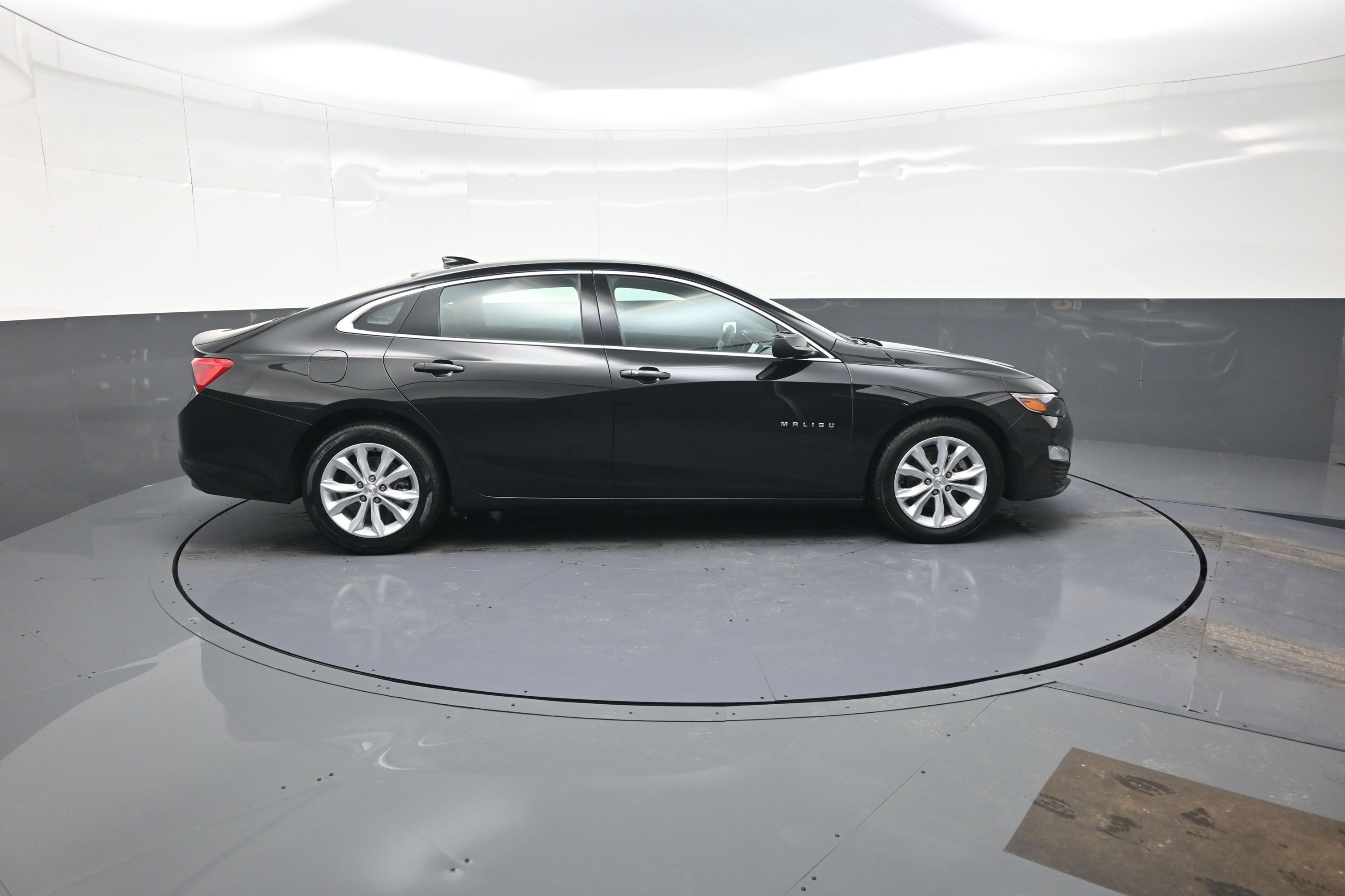 Used 2025 Chevrolet Malibu LT image 2