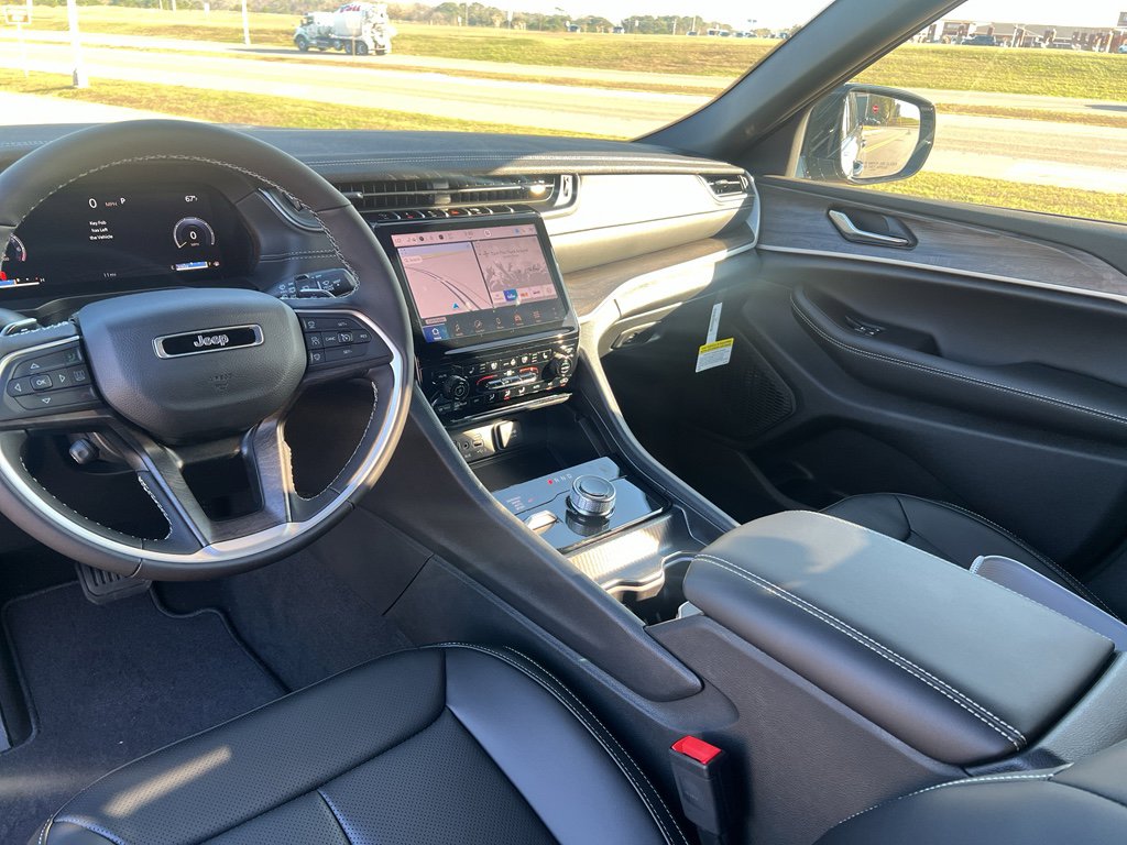 New 2025 Jeep Grand Cherokee Limited w/ Luxury Tech Group II AWD/4WD image 12