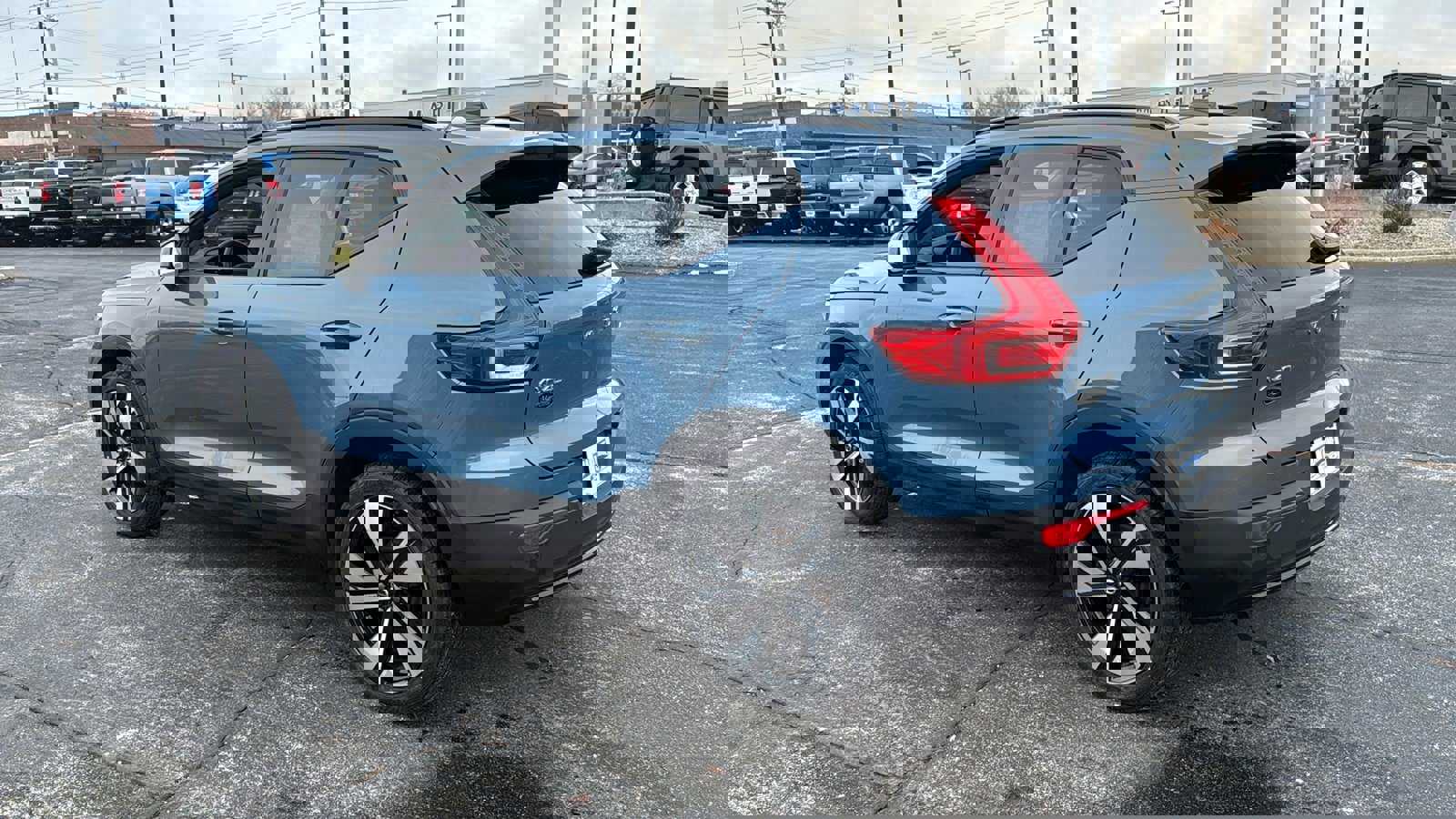 Used 2023 Volvo XC40 B5 Plus w/ Climate Package image 7