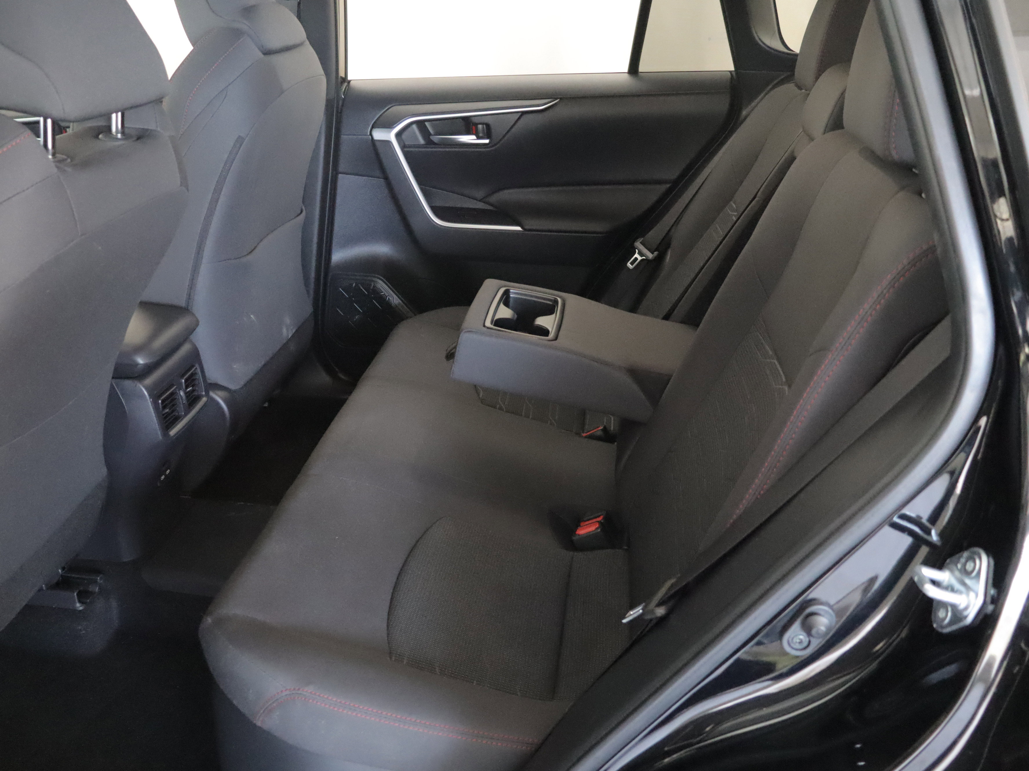 Used 2022 Toyota RAV4 SE image 8