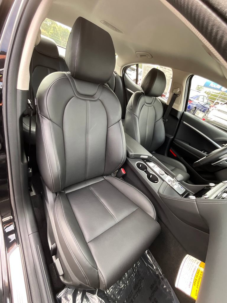 Used 2025 Genesis G70 2.5T image 36