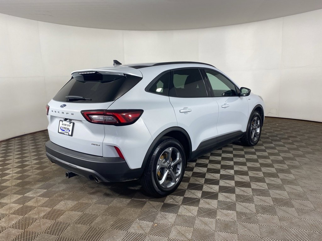 Used 2025 Ford Escape ST-Line w/ Cold Weather Package image 3