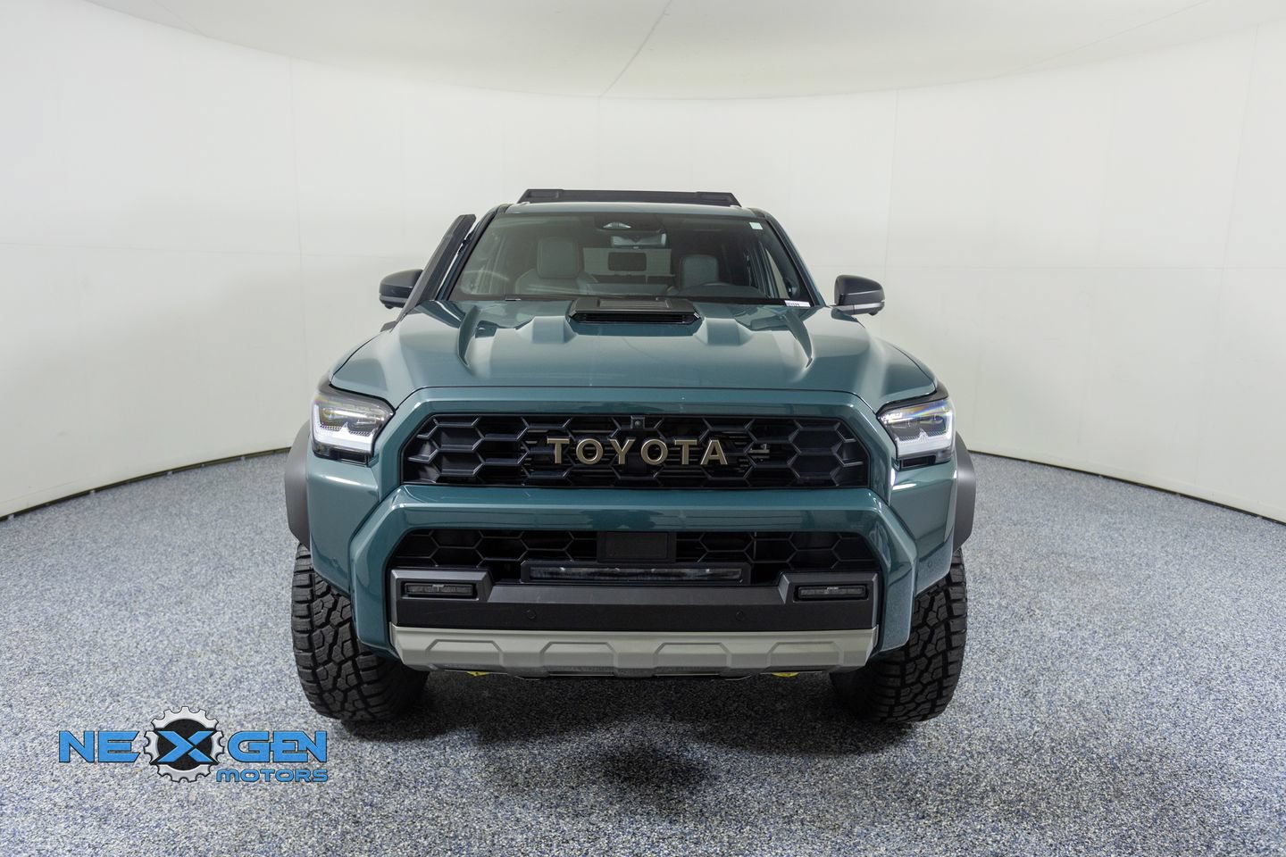 Used 2025 Toyota 4Runner Trailhunter AWD/4WD image 2