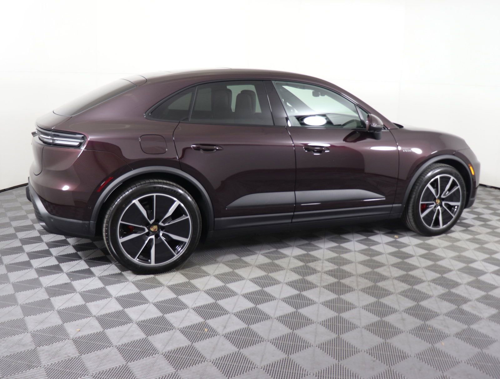 Certified 2025 Porsche Macan 4S Electric AWD/4WD image 10
