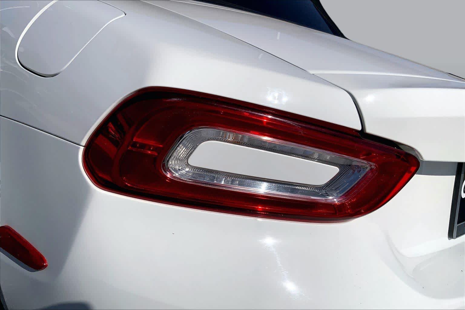 Used 2018 FIAT 124 Spider Classica w/ Technology Group RWD image 27