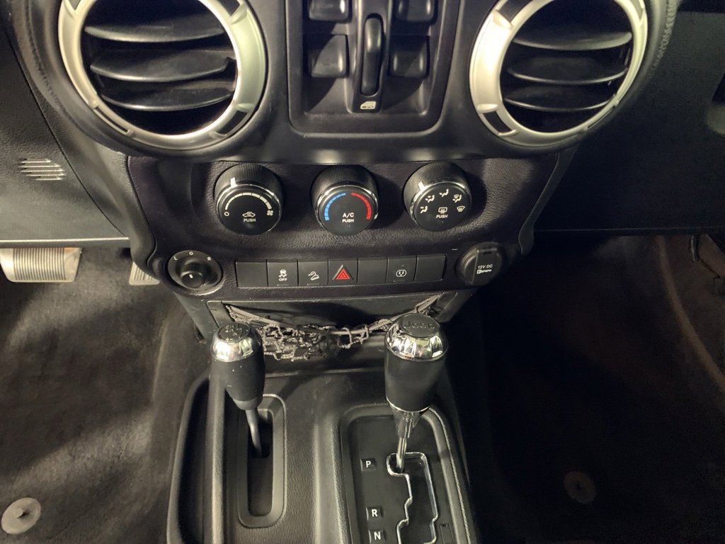 Used 2016 Jeep Wrangler Unlimited Sahara w/ Connectivity Group image 23