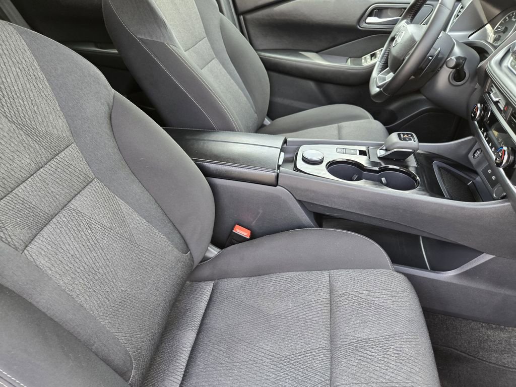 Used 2025 Nissan Rogue SV AWD/4WD image 18