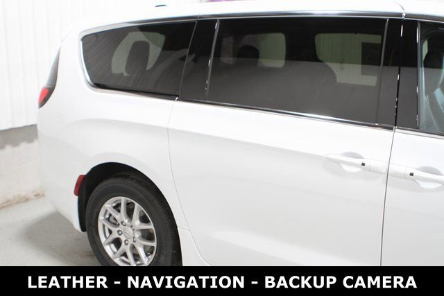 New 2026 Chrysler Pacifica Select image 4