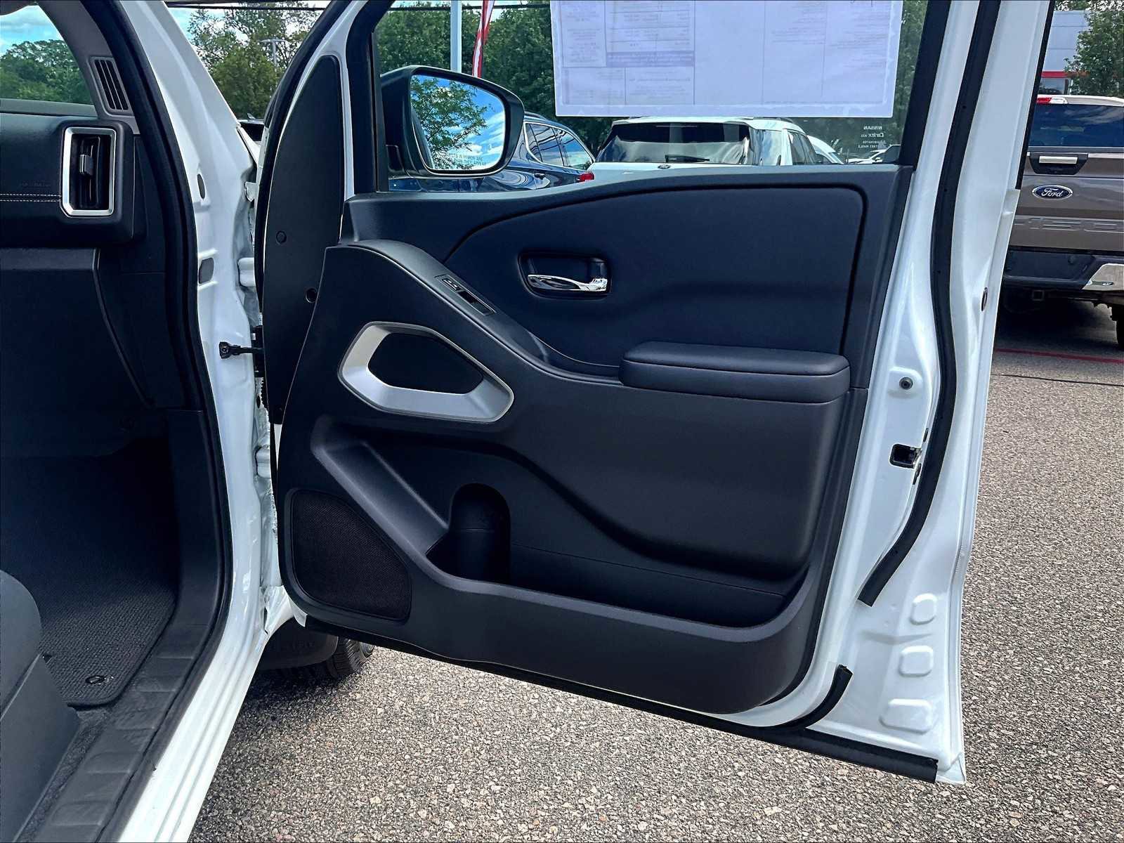 Used 2025 Nissan Frontier SV image 12