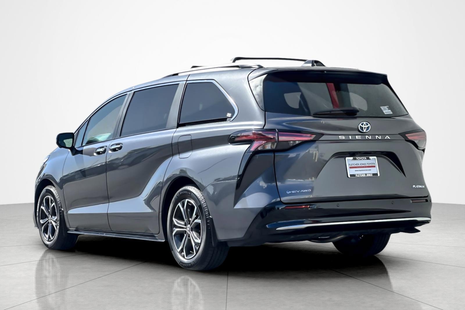 Used 2025 Toyota Sienna Platinum AWD/4WD image 3