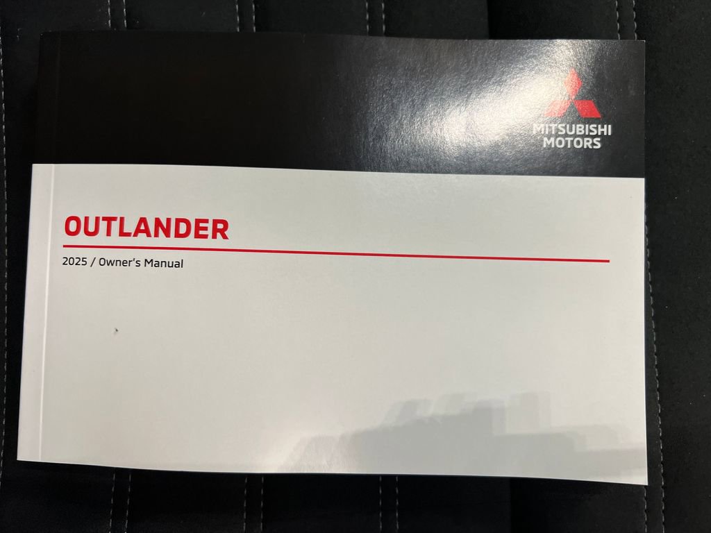 Used 2025 Mitsubishi Outlander SE AWD/4WD image 29