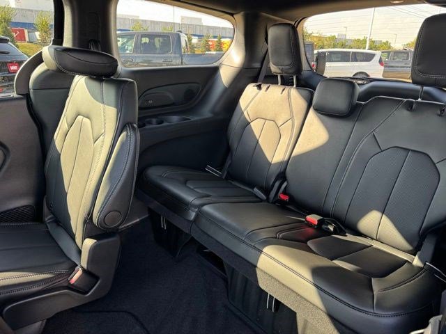New 2026 Chrysler Pacifica Select image 27