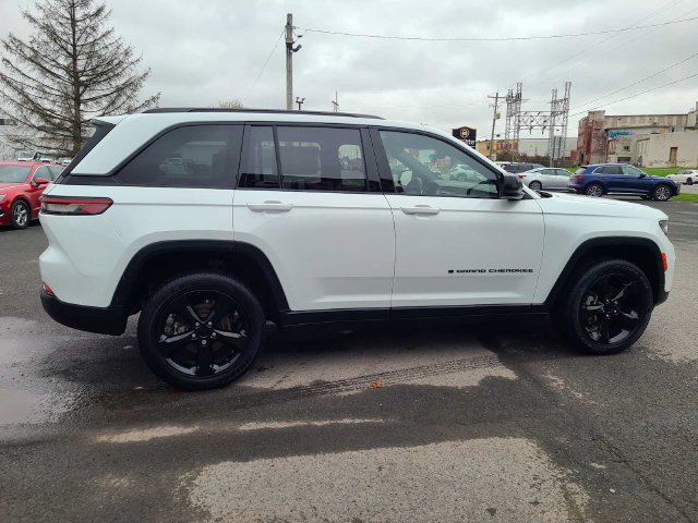 Used 2023 Jeep Grand Cherokee Altitude AWD/4WD image 6