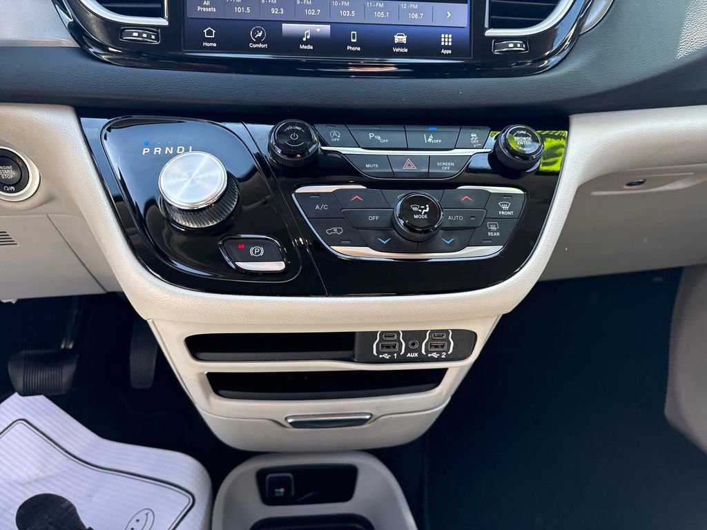 Used 2023 Chrysler Pacifica Touring-L image 21